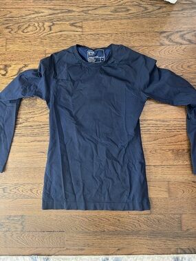 Figs women’s Long Sleeve Crew Shirt in Navy Blue